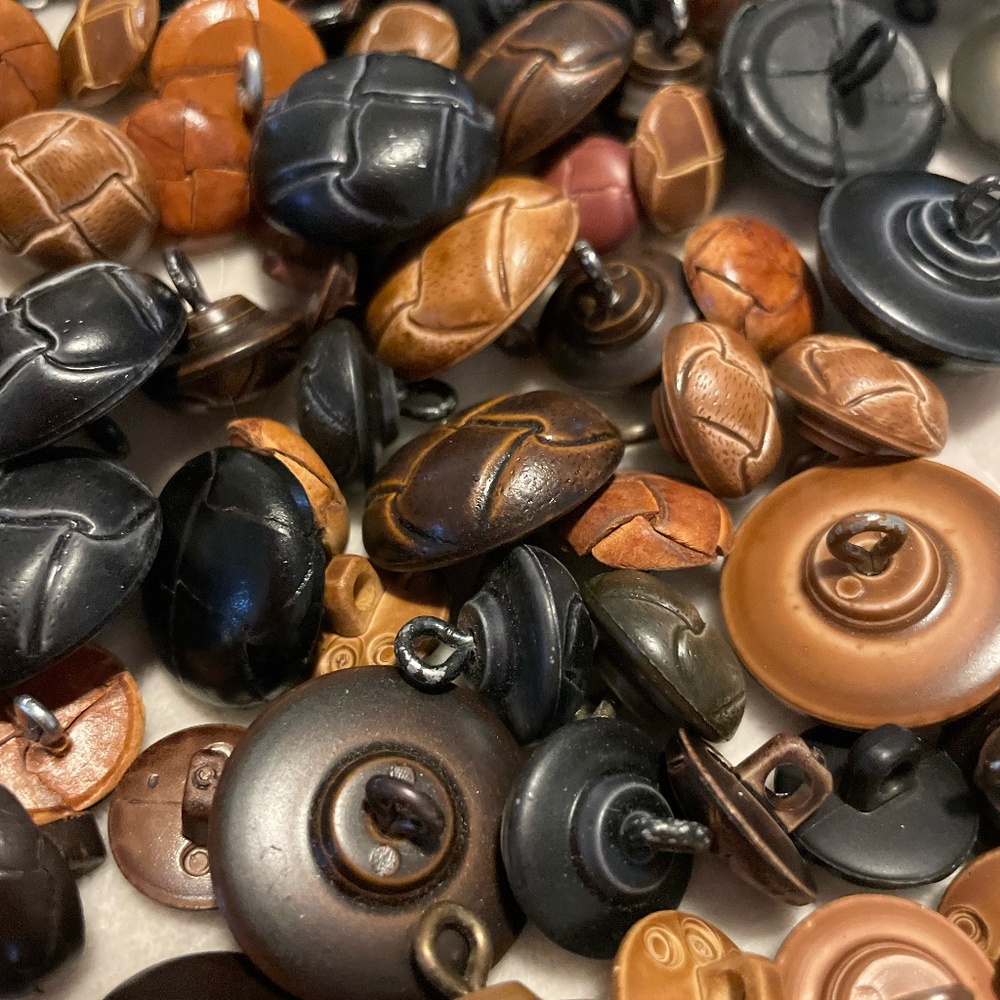 LOT OF MISC VINTAGE FAUX LEATHER SHANK BUTTONS